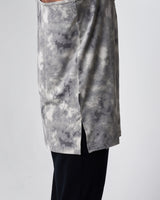 Close-up of stitched seam and tag detail on grey gym stringer.