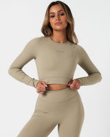 Front-facing view of Force Crop in light green, designed for flexibility and anti-odor performance.